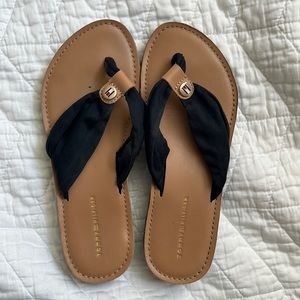 Tommy Hilfiger Flip Flips 6.5
